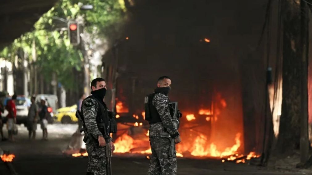 El saldo del operativo en Río de Janeiro: ocho personas fallecidas, vehículos y colectivos incendiados.