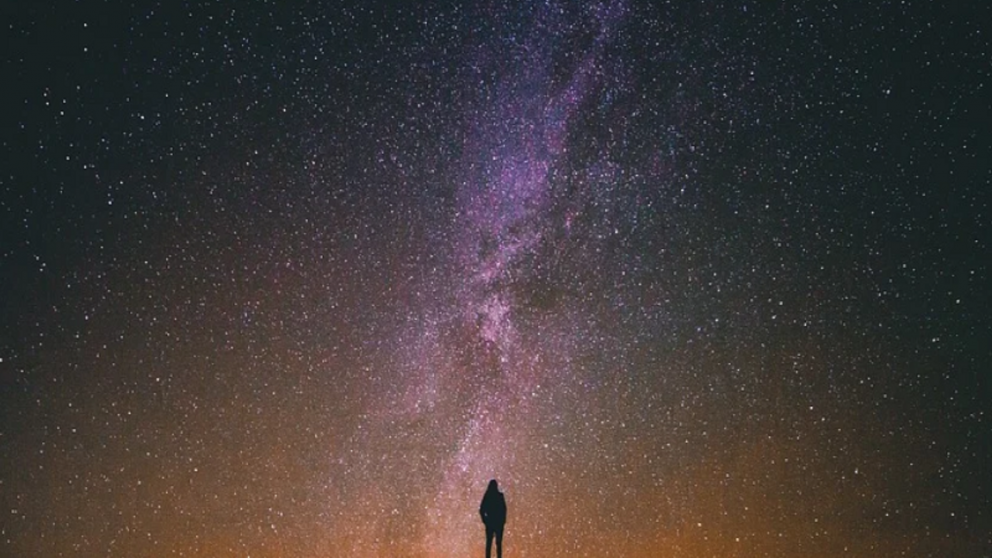 Cuando cae la noche, el firmamento se convierte en el gran protagonista del paisaje.