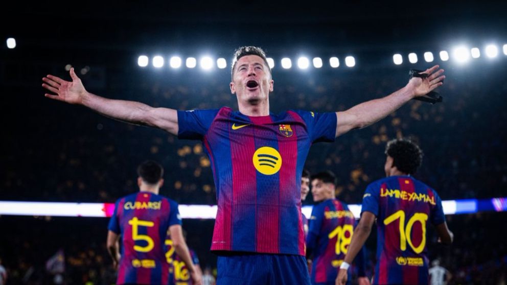 Lewandowski celebra uno de sus goles en la tremenda paliza que le dio Barcelona al Newcastle en la Champions League.