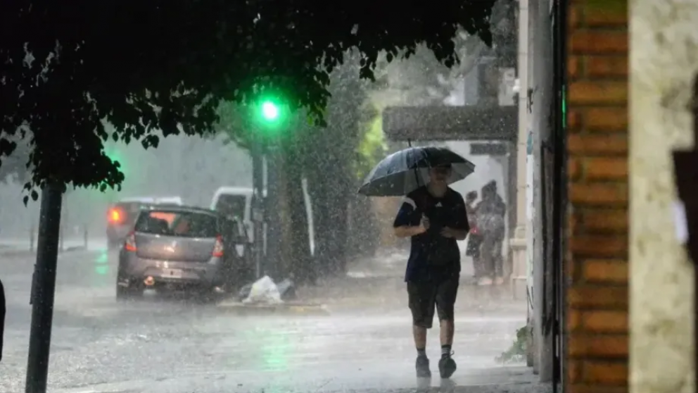 El pronóstico anticipa una noche con lluvias aisladas, viento del sudeste y temperaturas cada vez más bajas en Buenos Aires.