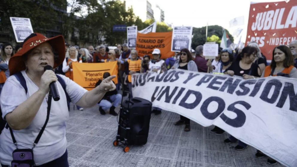 Jubilados y familiares de personas con discapacidad protestaron en el Congreso.