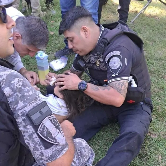 Un policía asiste a Esmeralda Pereyra López.
