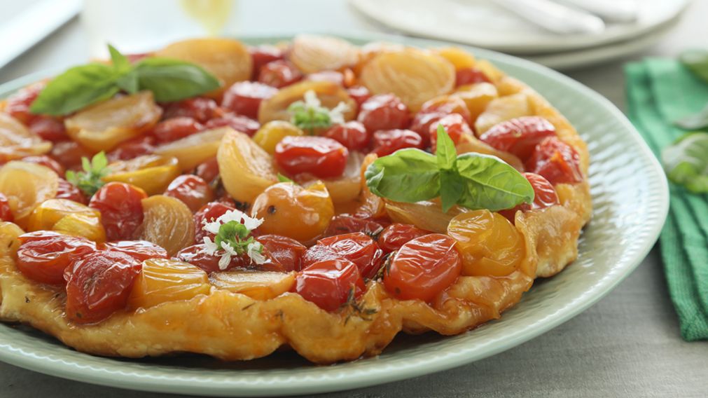 Receta para hacer una deliciosa tarta de tomate y queso invertida.