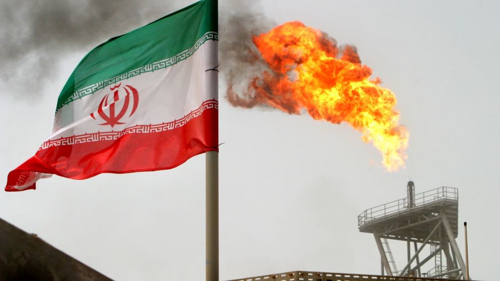 Estados Unidos analiza liberar 130 millones de barriles de crudo iraní sancionado almacenado en buques.