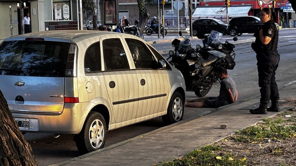 Intent� robar un auto, los vecinos llamaron a la polic�a y fue arrestado