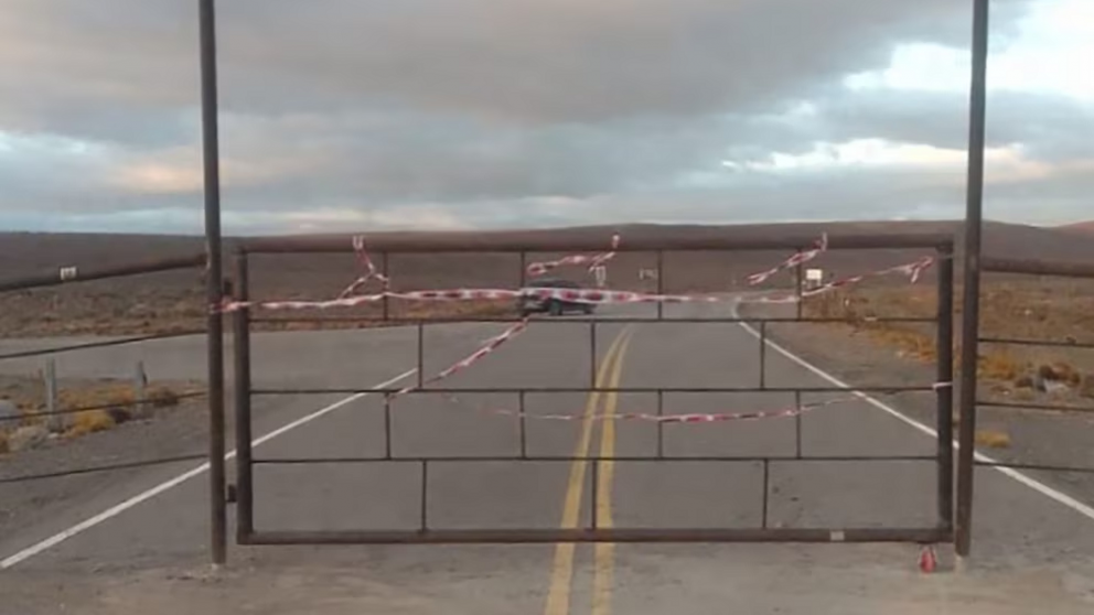 La tranquera metálica que fue instalada por particulares en la Ruta Provincial 12.