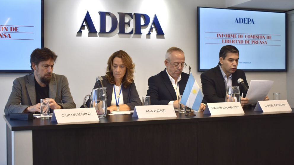 Carlos Marino, Ana Tronfi, Martín Etchevers y Daniel Dessein, quien leyó el informe semestral de LIbertad de Prensa de Adepa.