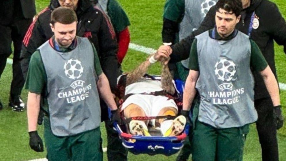 El futbolista del elenco turco terminó a los gritos, tirado en el piso y fue retirado del campo de juego con oxígeno.