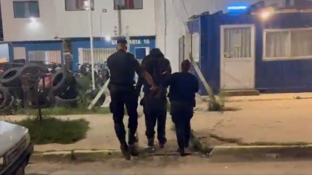 El momento en el que se llevan detenido al ladrón que cayó tras un frustrado asalto: (Foto: 0223)