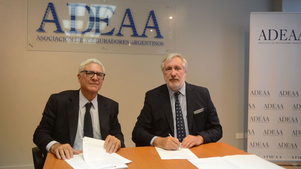 Dr. Aldo Álvarez, Presidente de ADEAA, junto al Dr. Julio M. Conte-Grand, Procurador General de la Suprema Corte de Justicia de la Provincia de Buenos Aires en la firma de los convenios de cooperación. (Hernán Nersesián/Crónica)