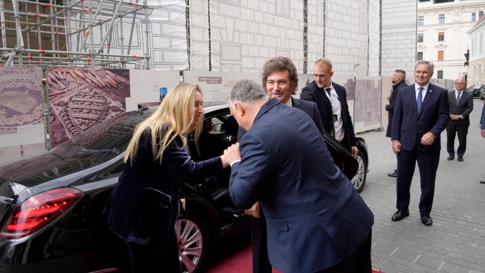 El saludo de Viktor Orbán a Karina Milei en Hungría.