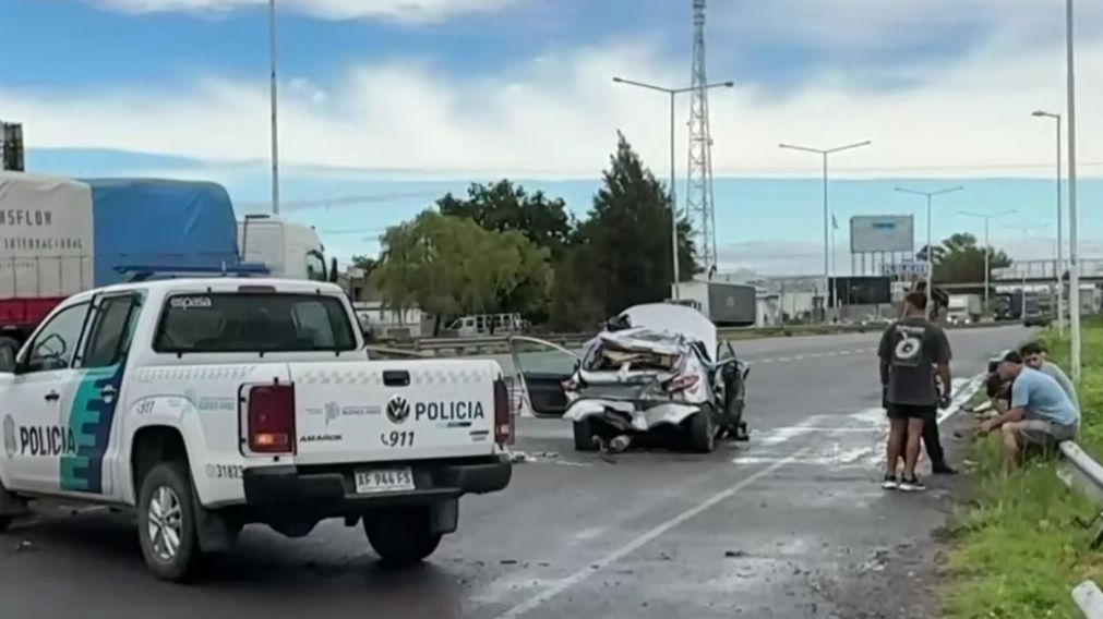 Un camión embistió por detrás a un auto detenido por un desperfecto en el kilómetro 75, en la ciudad de Campana.