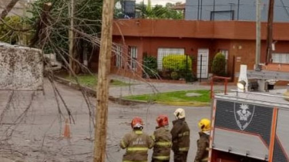Explosión, destrozos y vecinos sin luz: así golpeó el viento en San Francisco Solano
