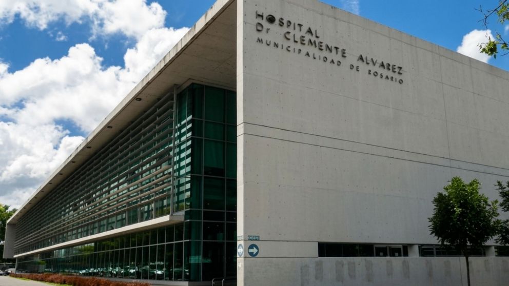 Tras sufrir el disparo en su vivienda de Villa Gobernador Gálvez, la víctima fue trasladada al Hospital de Emergencias Clemente Álvarez, de Rosario (Archivo).