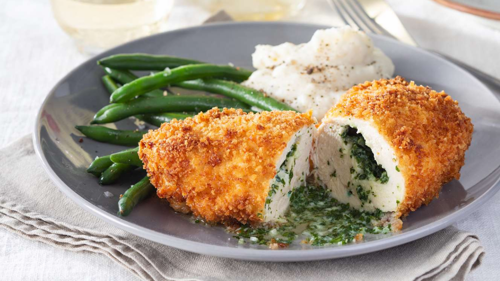 Receta de Chicken Kyiv: ¿cómo preparar las milanesas rellenas que llevan un clásico a otro nivel y quedan súper jugosas?
