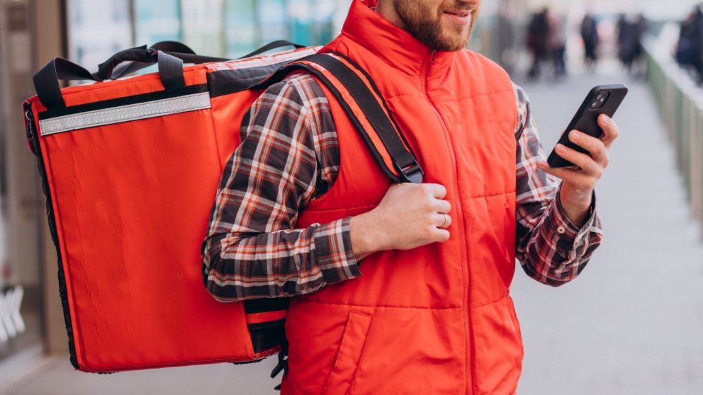 Cada vez m�s personas hacen trabajos de reparto o transporte por aplicaci�n (Freepik).
