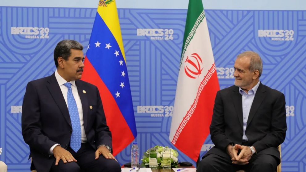 El presidente de Venezuela, Nicolás Maduro, junto a su par de Irán, Masoud Pezeshkian.