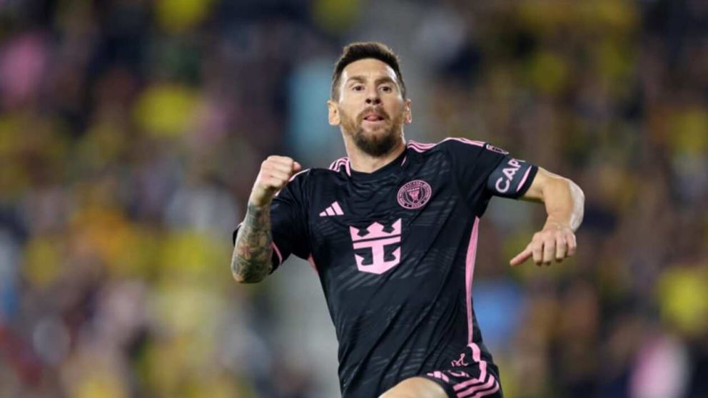 El astro argentino convirtió de tiro libre.