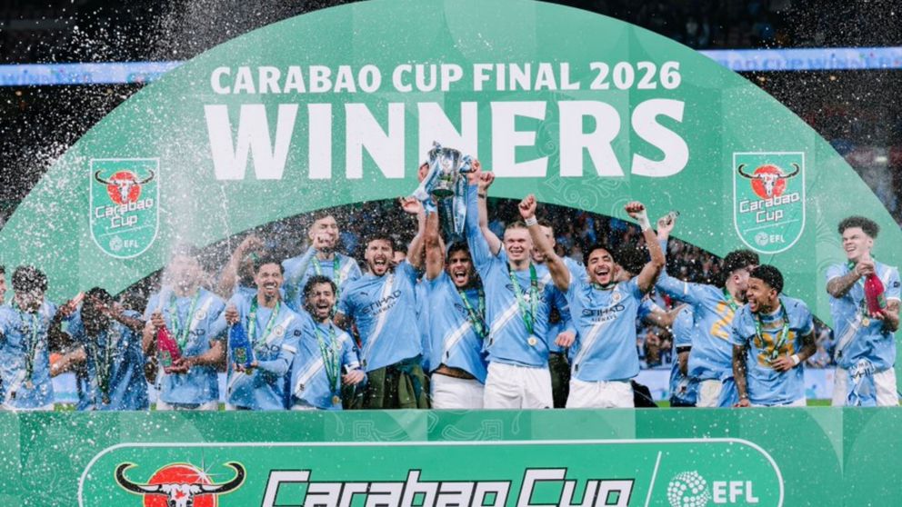 Los jugadores del Manchester City festejan y levantan la Carabao Cup tras vencer al Arsenal.