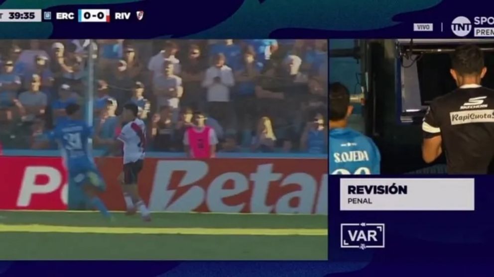 La captura de pantalla con el momento exacto en el que Arasa, vía VAR, revisa su increíble sanción.