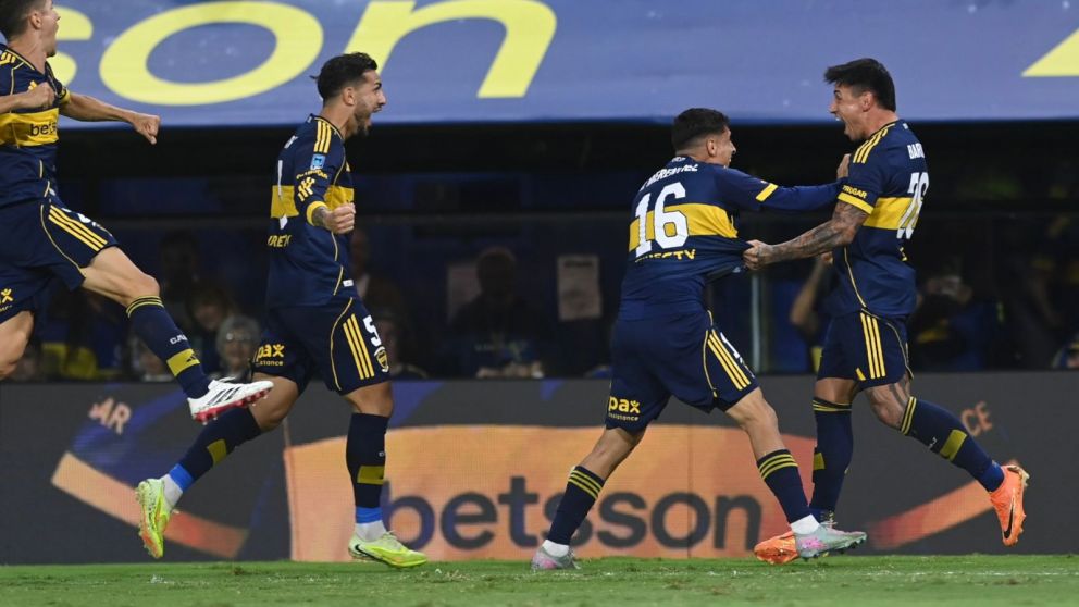 El festejo de Bareiro con sus compañeros tras anotar el segundo de Boca ante Instituto.
