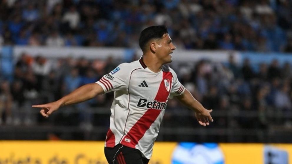 Maxi Salas metió un gol gracias a su tremenda potencia física.