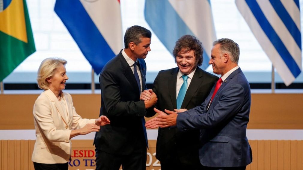 Javier Milei, junto con la presidenta de la Comisión Europea, Ursula von der Leyen, el presidente de Paraguay, Santiago Peña, y el de Uruguay, Yamandu Orsi, en la firma del acuerdo.