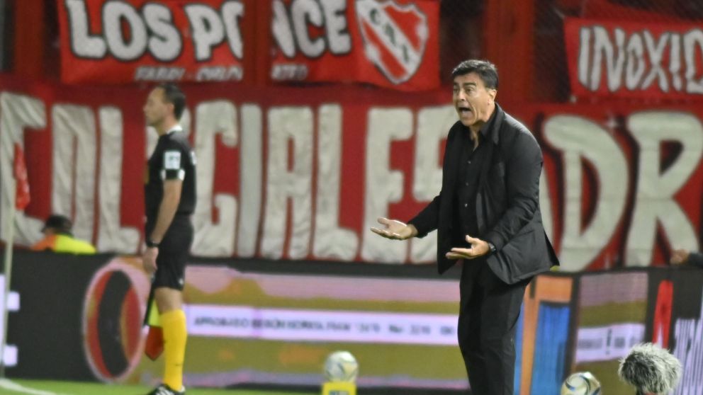 Gustavo Quinteros deberá armar un rompecabezas con el equipo que debutará el próximo viernes por la Copa Argentina.