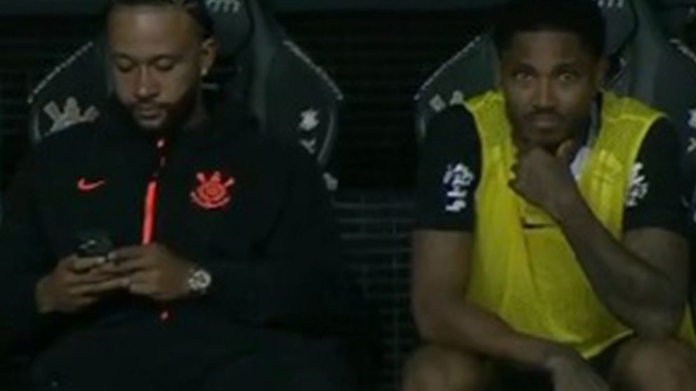 Memphis Depay fue viralizado usando su celular en el banco de suplentes del Corinthians tras ser reemplazado en el primer tiempo.