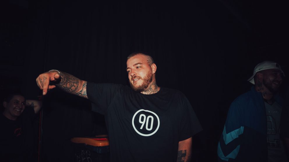 Zeballos lleva su arte al límite con "Amor Fiado", un adelanto crudo y visceral