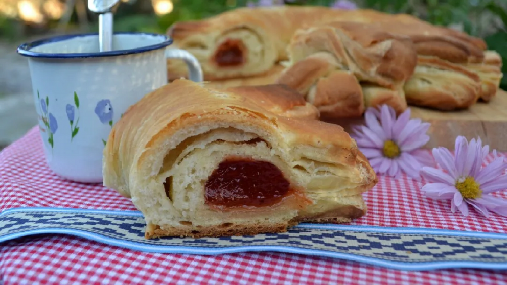 Crujiente por fuera y suave por dentro, una delicia ideal para compartir en cualquier momento del día.