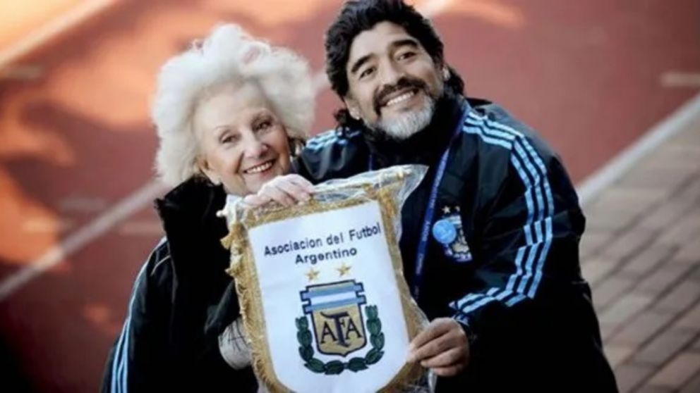 Diego y Estela de Carlotto. El ídolo popular fue uno de los que siempre alzó su voz contra la última dictadura militar.