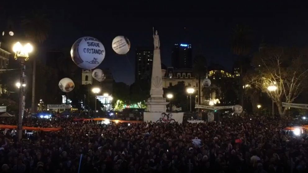 Una postal de la vigilia en Plaza de Mayo.