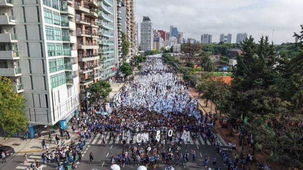 Miles de integrantes de la agrupación La Cámpora se dirigieron a San José 1111, en el marco de la marcha por la Memoria, la Verdad y la Justicia.