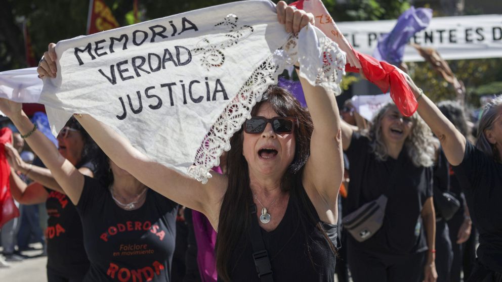 Los manifestantes llegan a Plaza de Mayo, en reclamo de Memoria, Verdad y Justicia (NA).