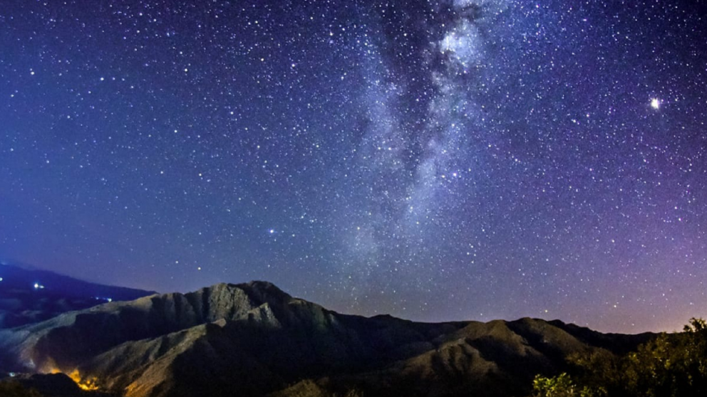Paisajes serranos y cielos abiertos crean un escenario tan imponente como intrigante.