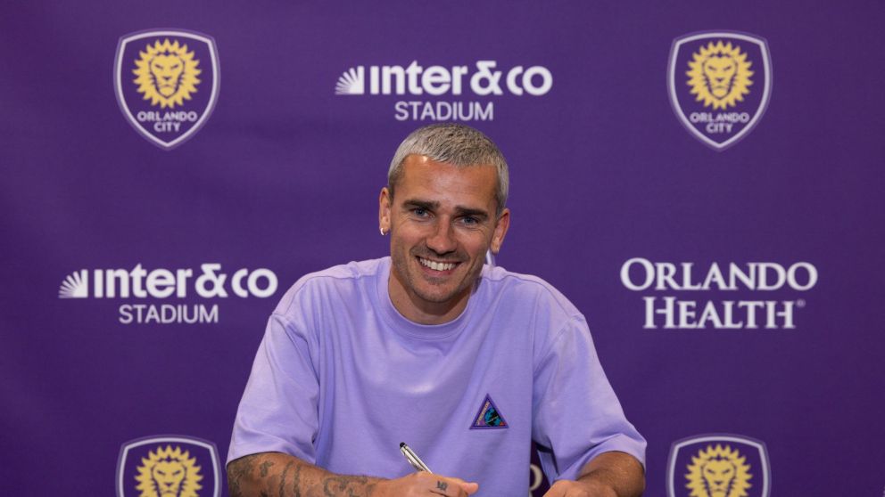 Antoine Griezmann firmando su contrato con Orlando City.