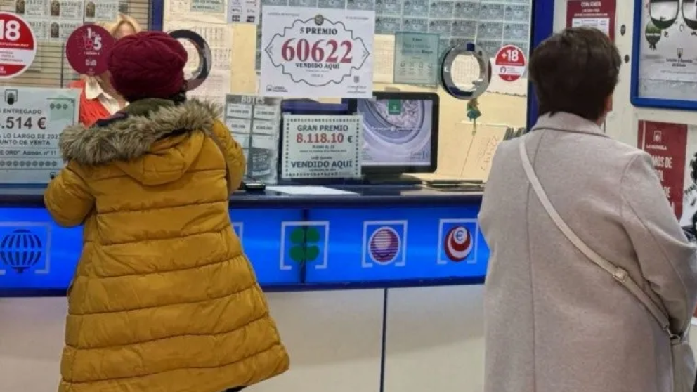 Compró un boleto equivocado, ganó la lotería pero tuvo que evitar un accidente: "Todo se alineó a su favor"