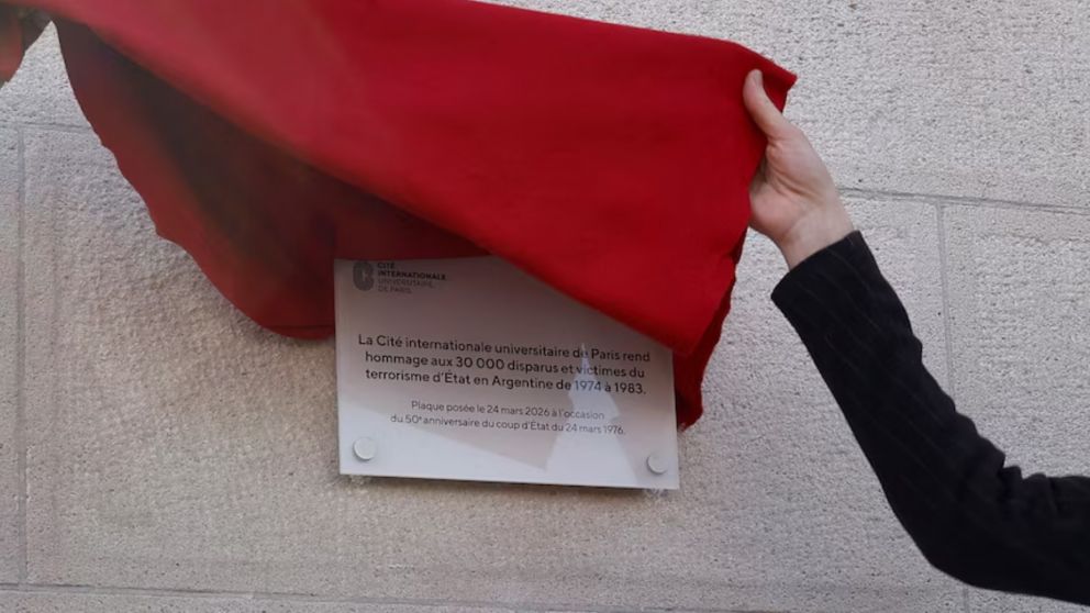 La flamante placa que homenajea a las víctimas de la última dictadura militar argentina.