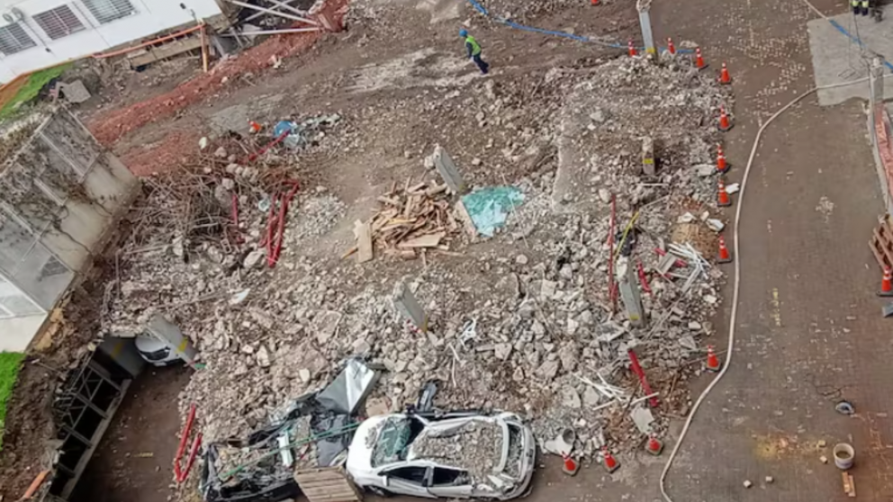 Evac�an a los habitantes de uno de los edificios del complejo en Parque Patricios donde hubo un derrumbe