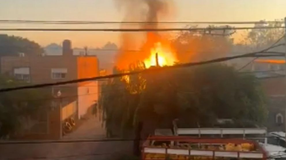 Un brutal incendio azotó un depósito de garrafas.