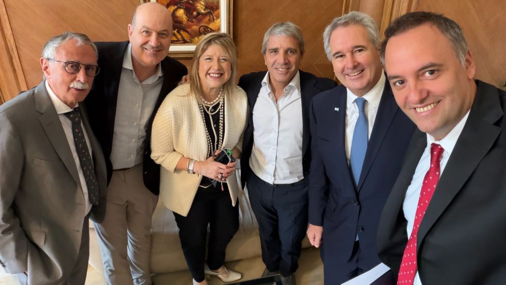 Mario Adorni, Luis Caputo, Federico Sturzenegger, Alejandra Monteoliva, Mario Lugones y Pablo Quirno.