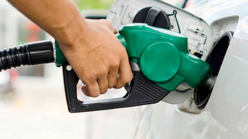 El precio de la nafta s�per se dispar� y ya duplica la inflaci�n anual.