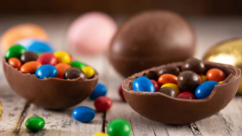 Sabor amargo: se desploma la producción de huevos de Pascua por el costo récord del cacao y la caída del consumo.
