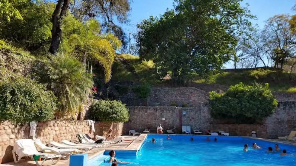 Escondida entre cerros: una villa termal que sorprende por su belleza y calma