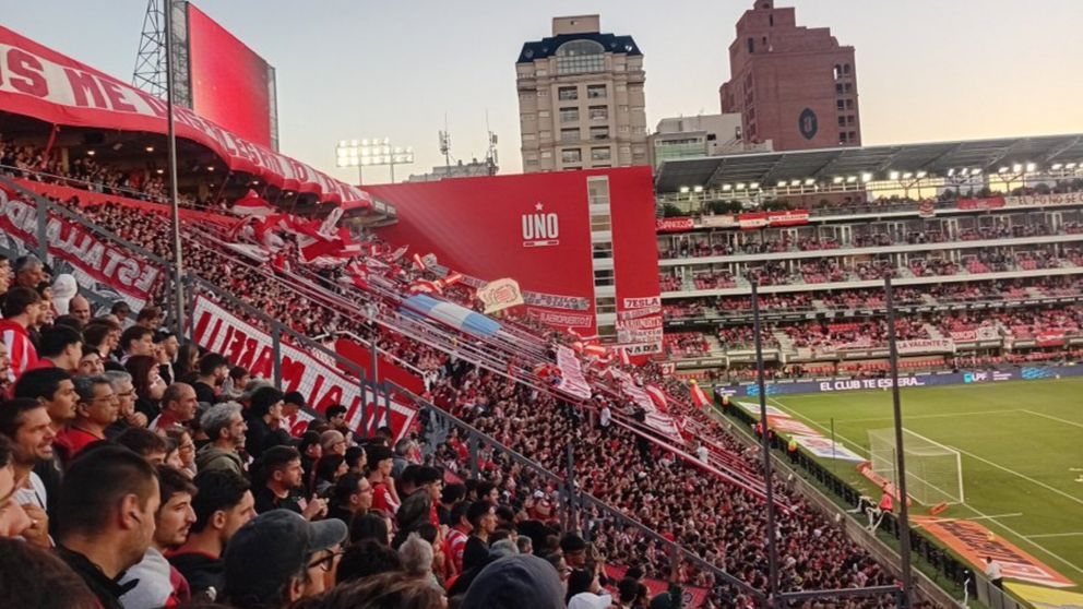Estudiantes de La Plata fue inhibido por la FIFA y no podrá incorporar en los próximos tres mercados de pases si no abona la deuda.