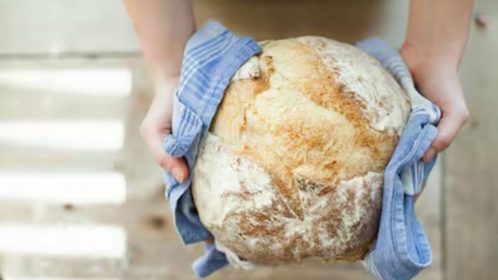 Cómo recalentar el pan congelado sin que quede "chicloso".