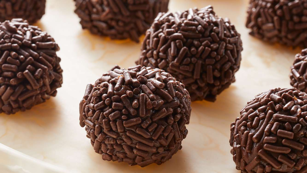 Receta de Brigadeiros, las trufas brasileñas con 3 ingredientes y sin horno