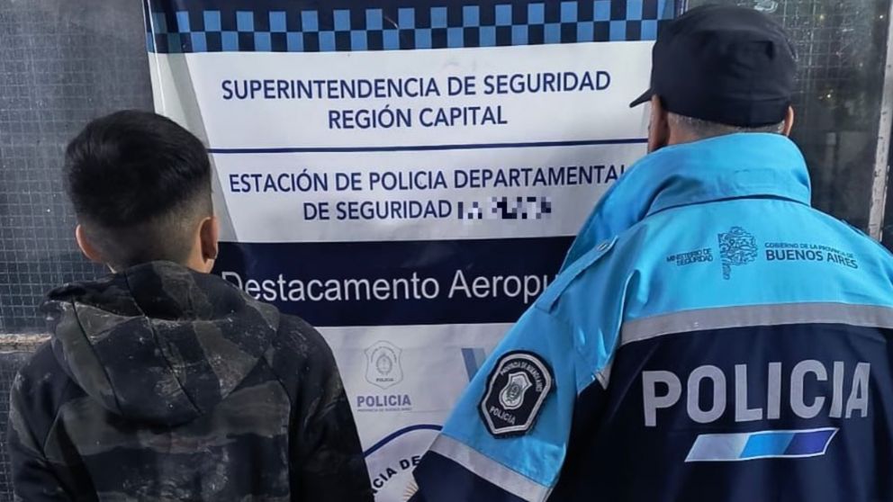 Este es uno de los malvivientes que fue aprehendido por los efectivos policiales.