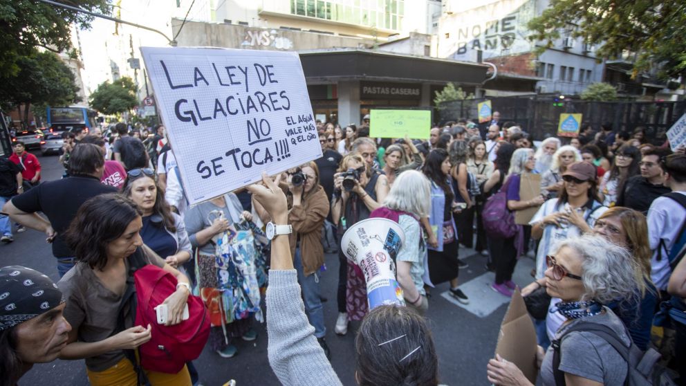 El día en que se llevó a cabo la audiencia pública por la Ley de Glaciares se registraron incidentes en las afueras del Congreso.